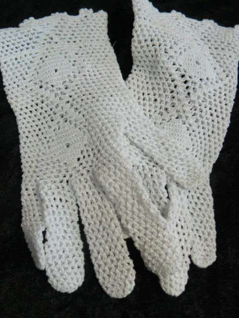 2 PAIRS OF VINTAGE GLOVES