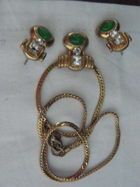 NECKLACE WITH PENDANT AND MATCHIING EARRINGS STUNNING !@!@! LOW PRICE