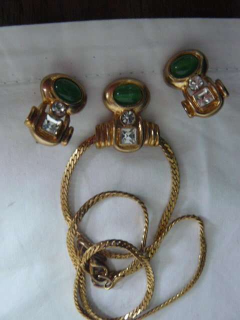 NECKLACE WITH PENDANT AND MATCHIING EARRINGS STUNNING !@!@! LOW PRICE