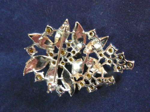 PRETTY BROOCH