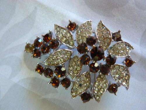 PRETTY BROOCH