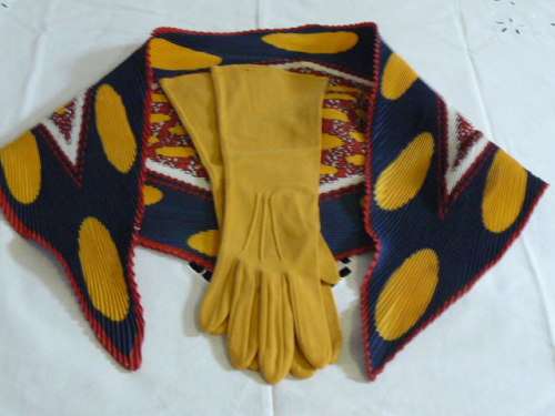 SCARVE AND GLOVES