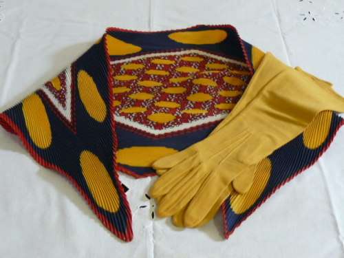 SCARVE AND GLOVES