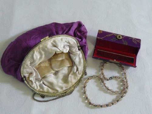 VINTAGE LIKE SMALL BAG WITH NECKLACE AND LIPSTICK HOLDER