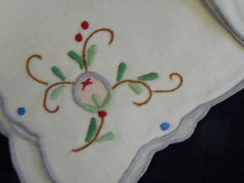 6 X COTTON EMBROIDERED SERVIETTES