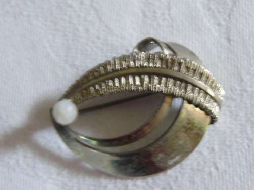 SIVER TONED BROOCH