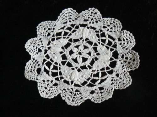 VERY FINE HAND CROCHETED COTTON DOILIE 17 CM