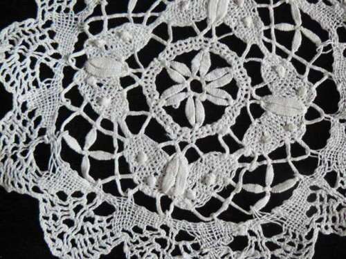 VERY FINE HAND CROCHETED COTTON DOILIE 17 CM