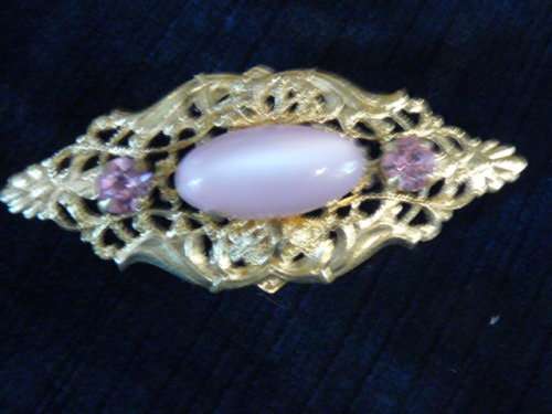 GOLD TONED BROOCH PINK STONES
