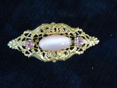 GOLD TONED BROOCH PINK STONES