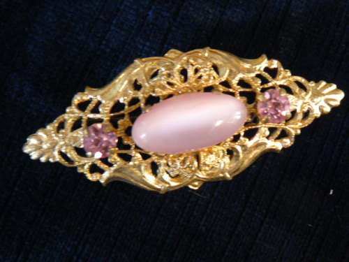 GOLD TONED BROOCH PINK STONES