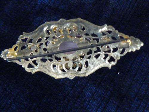 GOLD TONED BROOCH PINK STONES