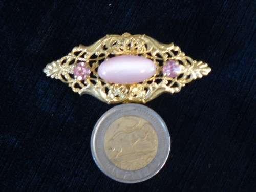 GOLD TONED BROOCH PINK STONES
