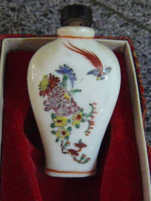 HAND PAINTED PORCELAIN SNUFF BOTTLE