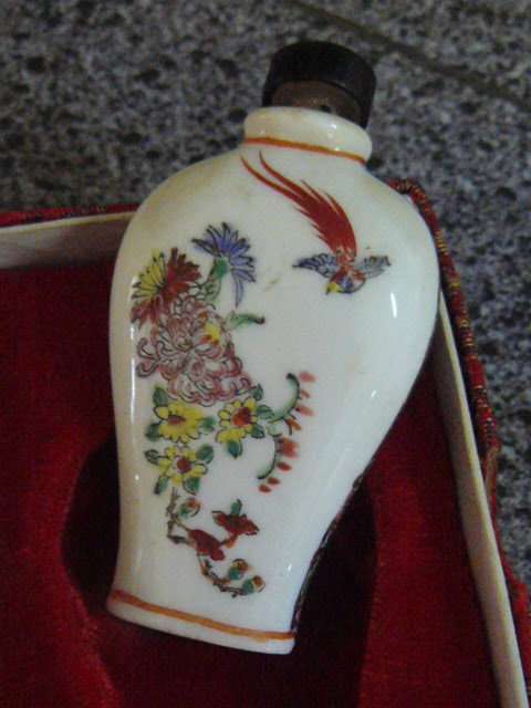 HAND PAINTED PORCELAIN SNUFF BOTTLE