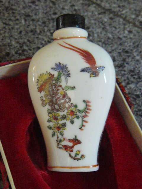 HAND PAINTED PORCELAIN SNUFF BOTTLE
