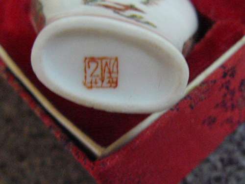 HAND PAINTED PORCELAIN SNUFF BOTTLE