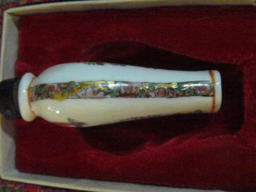 HAND PAINTED PORCELAIN SNUFF BOTTLE