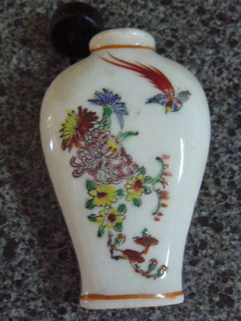 HAND PAINTED PORCELAIN SNUFF BOTTLE