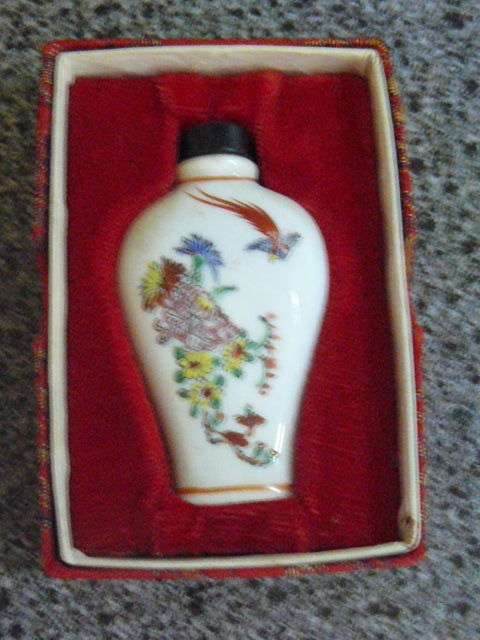 HAND PAINTED PORCELAIN SNUFF BOTTLE