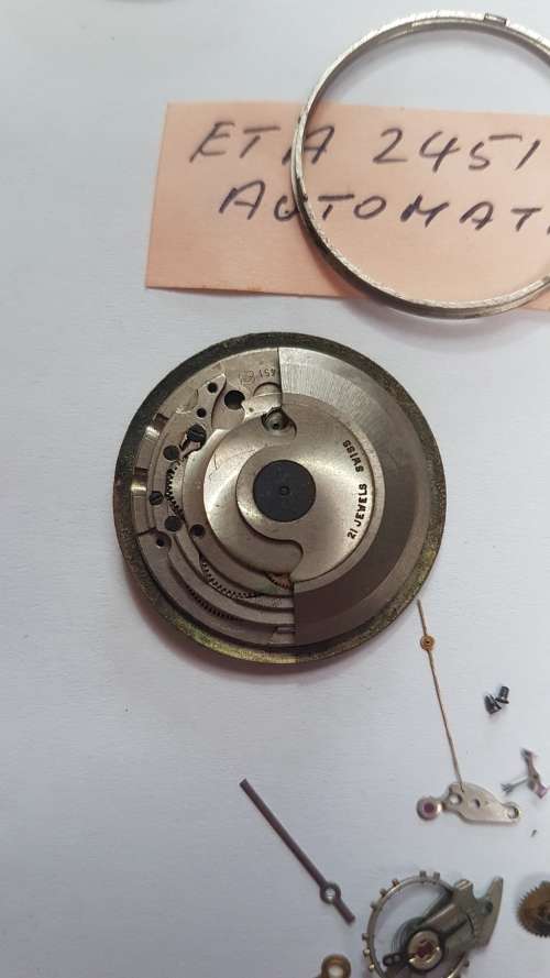 Lot of watch movements for repais or spares