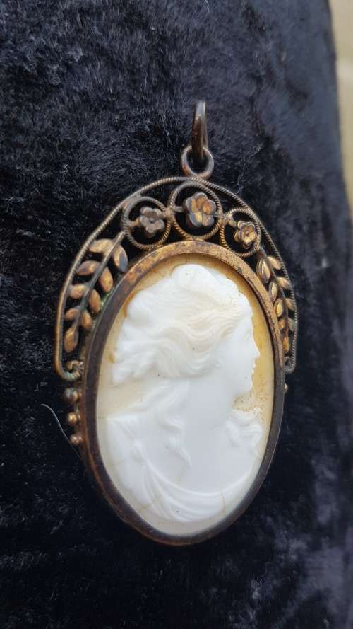 Cameo filigree gold toned pendant very pretty 3.85x3cm