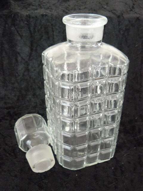 GLASS DECANTER