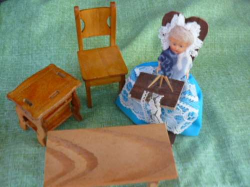 MIMIATURE DOLL HOUSE ITEMS WITH DOLL