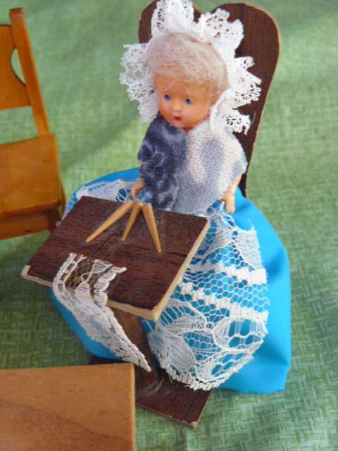 MIMIATURE DOLL HOUSE ITEMS WITH DOLL