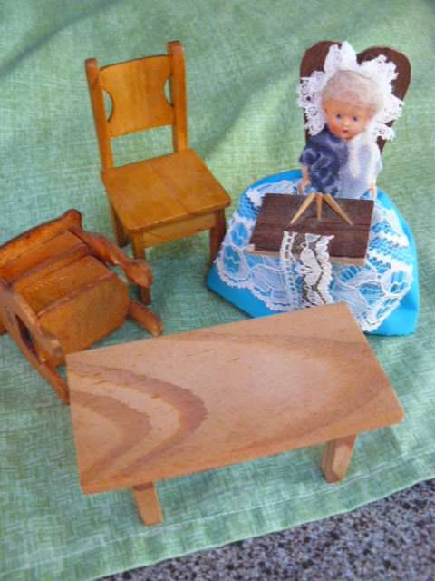 MIMIATURE DOLL HOUSE ITEMS WITH DOLL