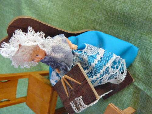 MIMIATURE DOLL HOUSE ITEMS WITH DOLL