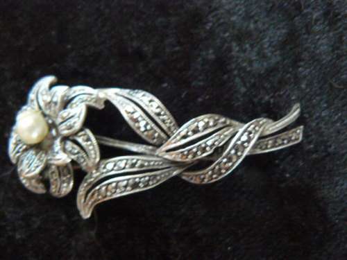 MARCAXZITE FASHION SILVER TONED BROOCH