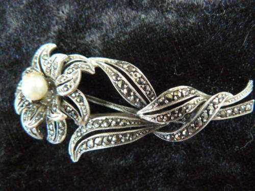 MARCAXZITE FASHION SILVER TONED BROOCH