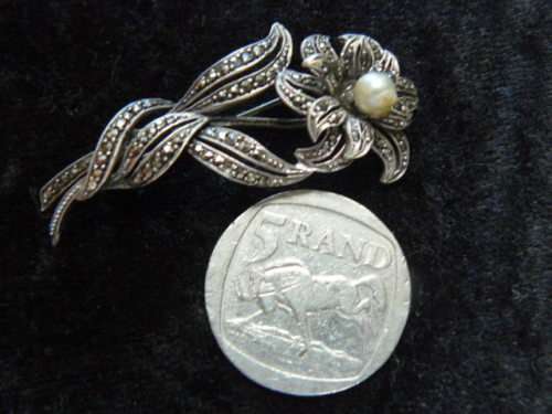MARCAXZITE FASHION SILVER TONED BROOCH