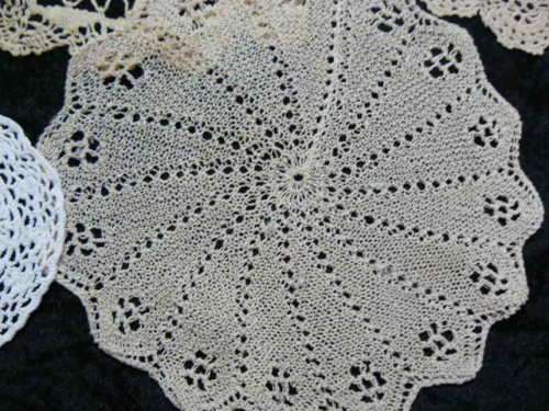 MIXED LOT OF FINE VINTAGE COTTON DOILIES