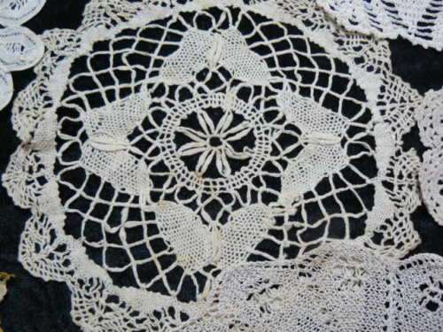 MIXED LOT OF FINE VINTAGE COTTON DOILIES