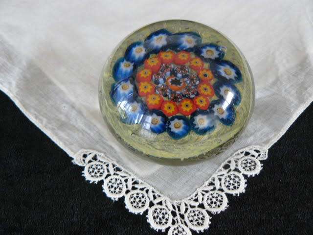 GLASS PAPER WEIGHT LOVELY