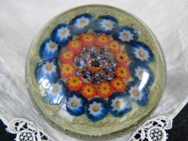 GLASS PAPER WEIGHT LOVELY