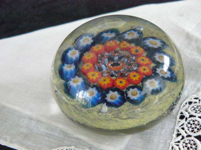 GLASS PAPER WEIGHT LOVELY
