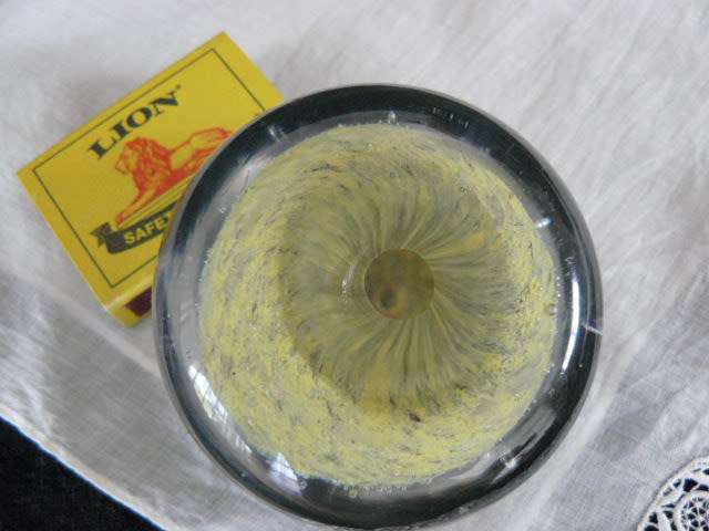 GLASS PAPER WEIGHT LOVELY