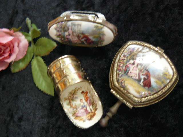 VINTAHE LIP STICK HOLDER WITH MIRROR TRAVEL ASHTRAY AND SCOOP FOR SWEETNERS