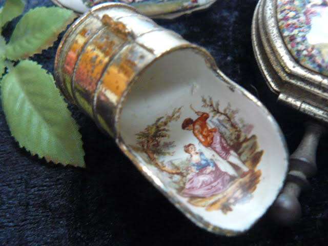 VINTAHE LIP STICK HOLDER WITH MIRROR TRAVEL ASHTRAY AND SCOOP FOR SWEETNERS