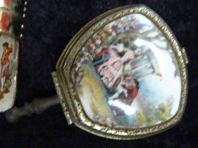 VINTAHE LIP STICK HOLDER WITH MIRROR TRAVEL ASHTRAY AND SCOOP FOR SWEETNERS