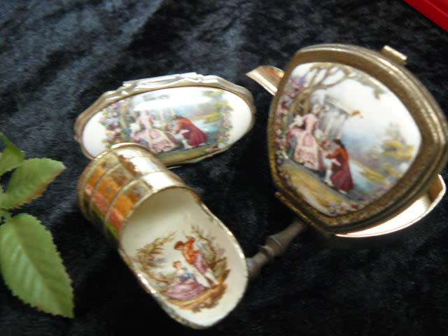 VINTAHE LIP STICK HOLDER WITH MIRROR TRAVEL ASHTRAY AND SCOOP FOR SWEETNERS