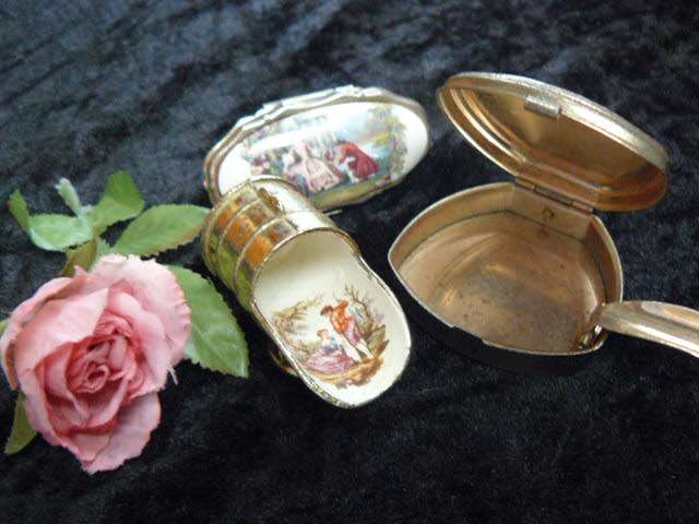 VINTAHE LIP STICK HOLDER WITH MIRROR TRAVEL ASHTRAY AND SCOOP FOR SWEETNERS