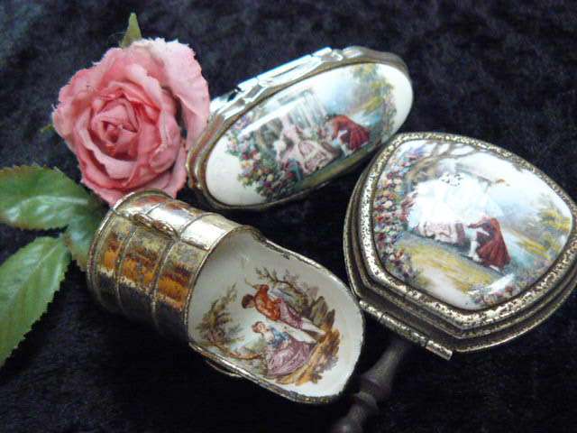 VINTAHE LIP STICK HOLDER WITH MIRROR TRAVEL ASHTRAY AND SCOOP FOR SWEETNERS