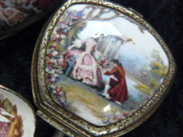 VINTAHE LIP STICK HOLDER WITH MIRROR TRAVEL ASHTRAY AND SCOOP FOR SWEETNERS