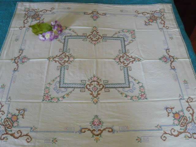 CROSS STITCH VINTAGE COTTON TABLE CLOTH STUNNING !!!