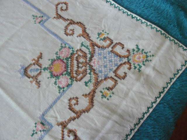 CROSS STITCH VINTAGE COTTON TABLE CLOTH STUNNING !!!