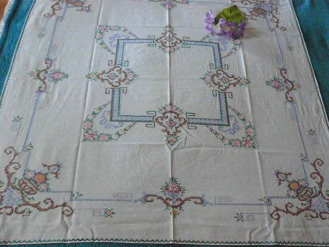 CROSS STITCH VINTAGE COTTON TABLE CLOTH STUNNING !!!